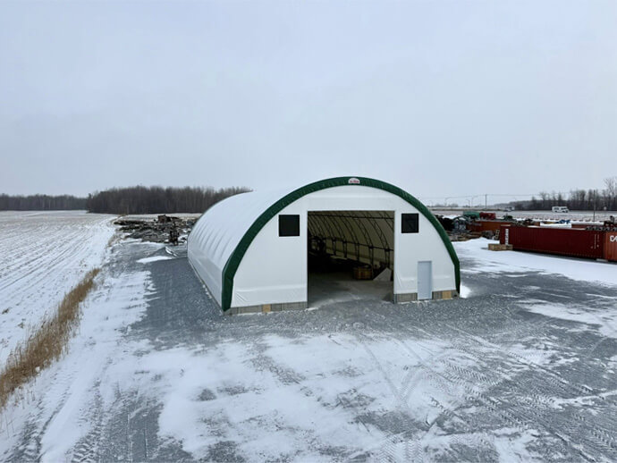 Bâtiment en toile avec charpente d’acier galvanisé  en hiver